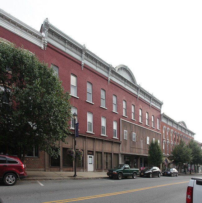 Cole's Furniture Building in Johnstown, NY - Foto de edificio - Building Photo