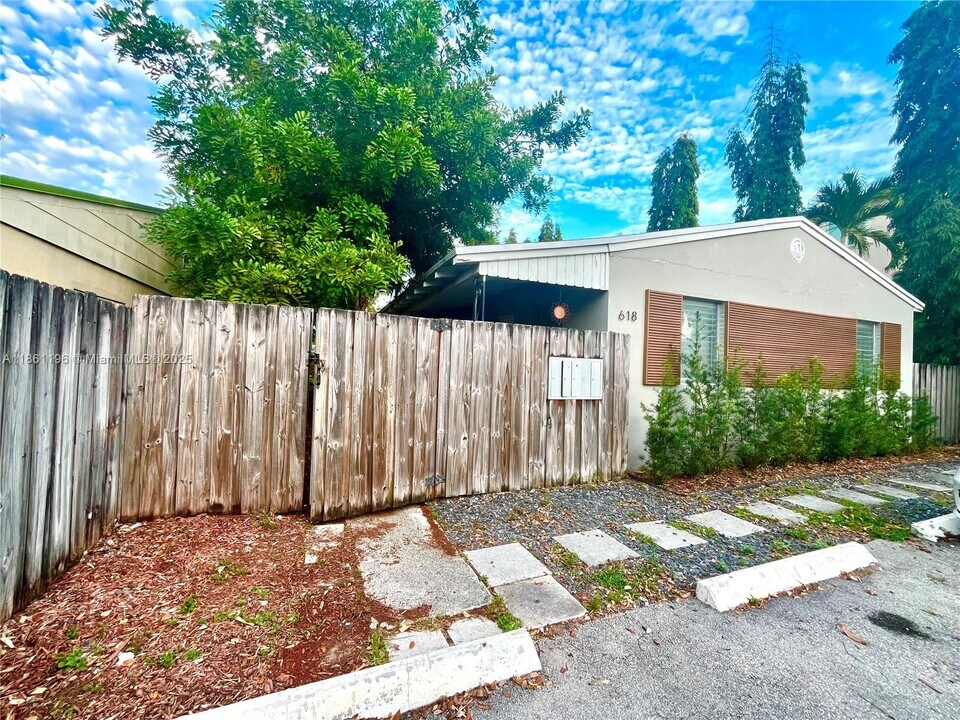 618 NE 8th Ave in Fort Lauderdale, FL - Building Photo