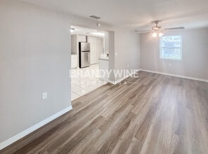 5621 Quist Dr, Unit 115 in Port Richey, FL - Foto de edificio - Building Photo