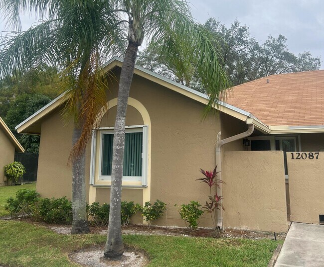 12087 NW 44th St in Sunrise, FL - Foto de edificio - Building Photo