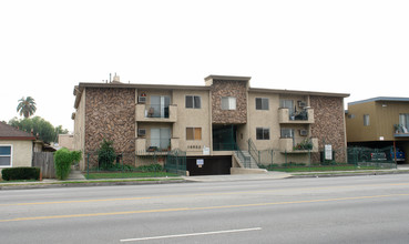 14822 Victory Blvd in Van Nuys, CA - Building Photo - Building Photo