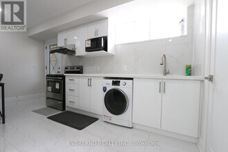 20 Sonmore Dr in Toronto, ON - Building Photo - Building Photo