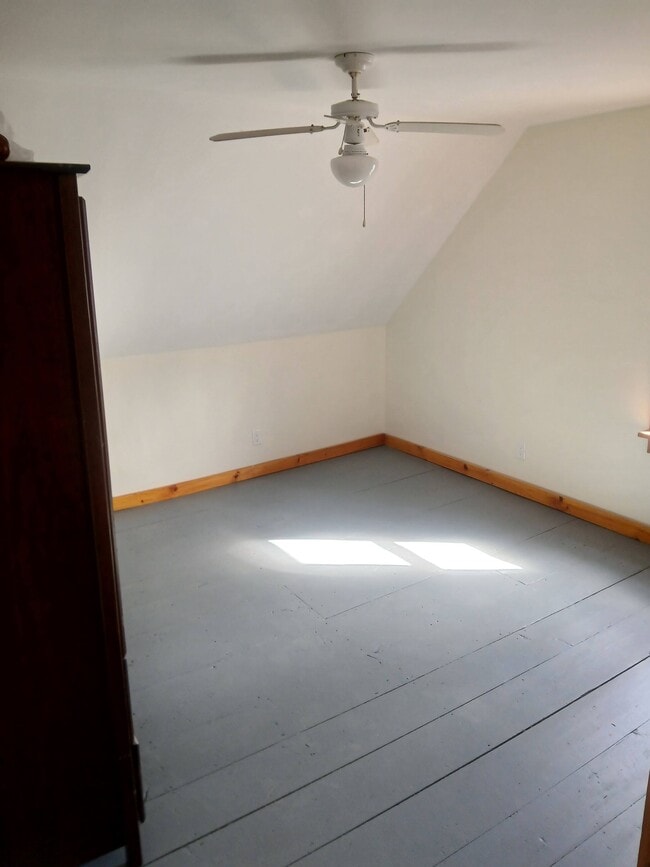 1156 US-1, Unit 2 Upstairs in Stockton Springs, ME - Foto de edificio - Building Photo