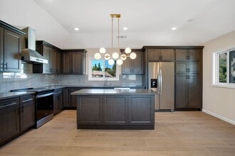 7635 Fallbrook Ave in Los Angeles, CA - Building Photo - Building Photo