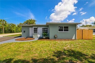 1015 10th Ave N in Naples, FL - Building Photo