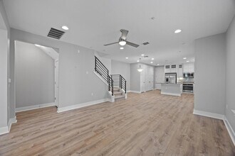 2222 Simond Ave, Unit E in Austin, TX - Building Photo - Building Photo