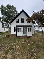 1027 West St in Riverhead, NY - Building Photo