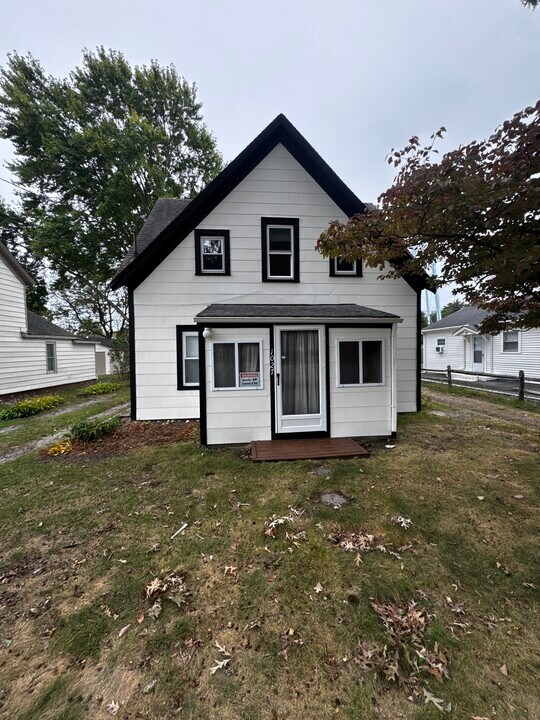 1027 West St in Riverhead, NY - Building Photo