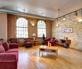 Knitting Factory Loft Apartments in Milwaukee, WI - Foto de edificio - Building Photo