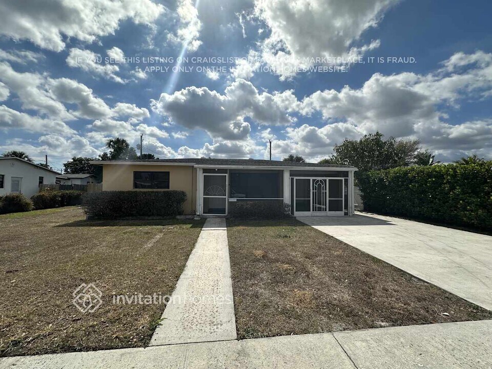 526 Foresteria Dr in West Palm Beach, FL - Building Photo