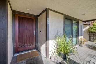 2239 Del Mar Scenic Pkwy in Del Mar, CA - Foto de edificio - Building Photo