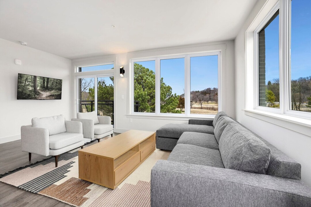 10 Riordan Rd in Bella Vista, AR - Building Photo