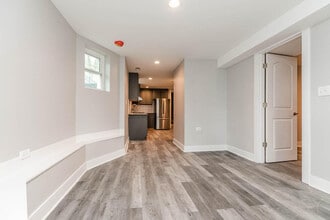 2200 N Kenneth Ave, Unit #G in Chicago, IL - Foto de edificio - Building Photo