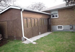 10 Maxim Cres in Toronto, ON - Building Photo - Building Photo