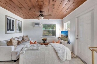327 SE 3rd Ave in Delray Beach, FL - Building Photo - Building Photo
