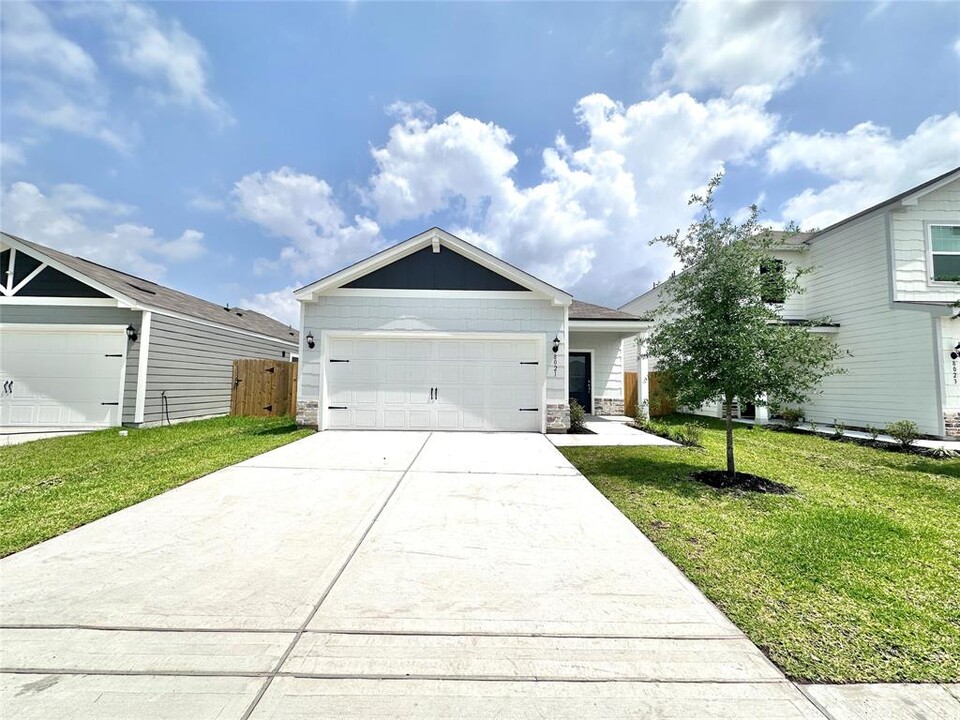 8021 Burnt Orchid Dr in Houston, TX - Building Photo