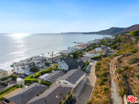 25121 Malibu Rd in Malibu, CA - Foto de edificio - Building Photo