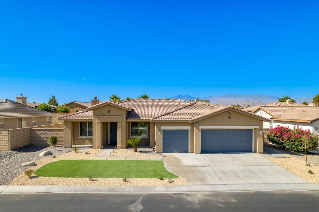 79915 Grasmere Ave in Indio, CA - Foto de edificio