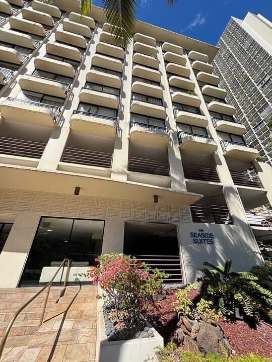 440 Seaside Ave in Honolulu, HI - Building Photo