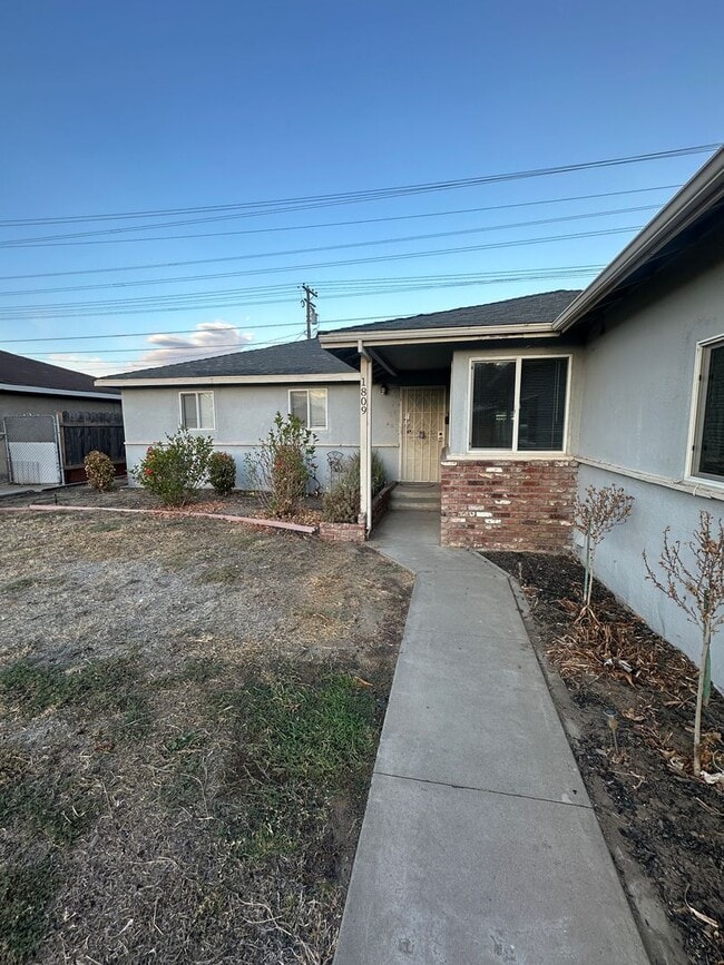 1809 Larkspur Ln in Ceres, CA - Building Photo - Building Photo