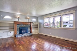 7125 Valley View Dr in Gladstone, OR - Building Photo - Building Photo