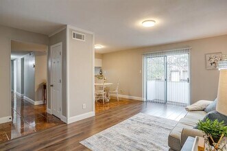 5809 Harvest Hill Rd in Dallas, TX - Building Photo - Building Photo