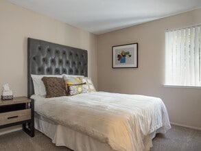 Acacia Apartments in Chico, CA - Building Photo - Building Photo