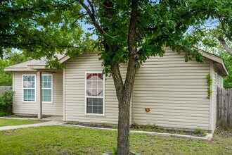 513 N Wood St in Denton, TX - Foto de edificio - Building Photo