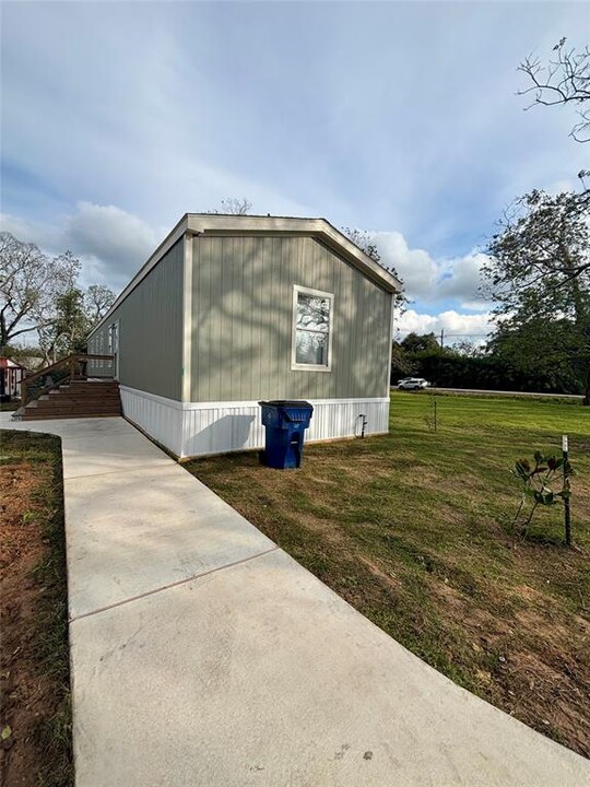 205 N Mattson St in West Columbia, TX - Building Photo