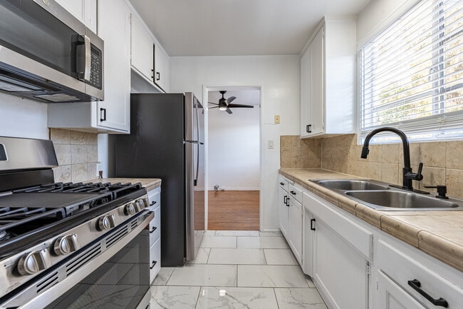 3701 Montclair St in Los Angeles, CA - Building Photo - Interior Photo