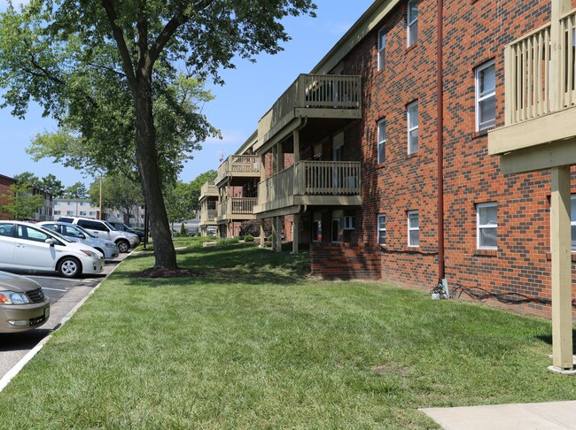 Ash Street Place Apartments in Columbia, MO - Foto de edificio - Building Photo