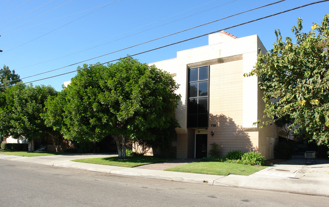 719 E Acacia Ave in Glendale, CA - Foto de edificio - Building Photo