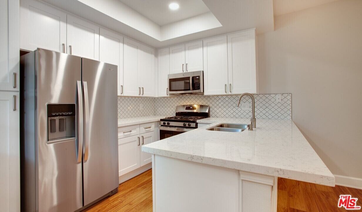 1400 Ambassador St in Los Angeles, CA - Building Photo