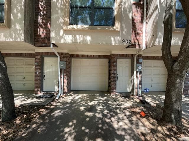 property at 902 E Glenn Crossett St
