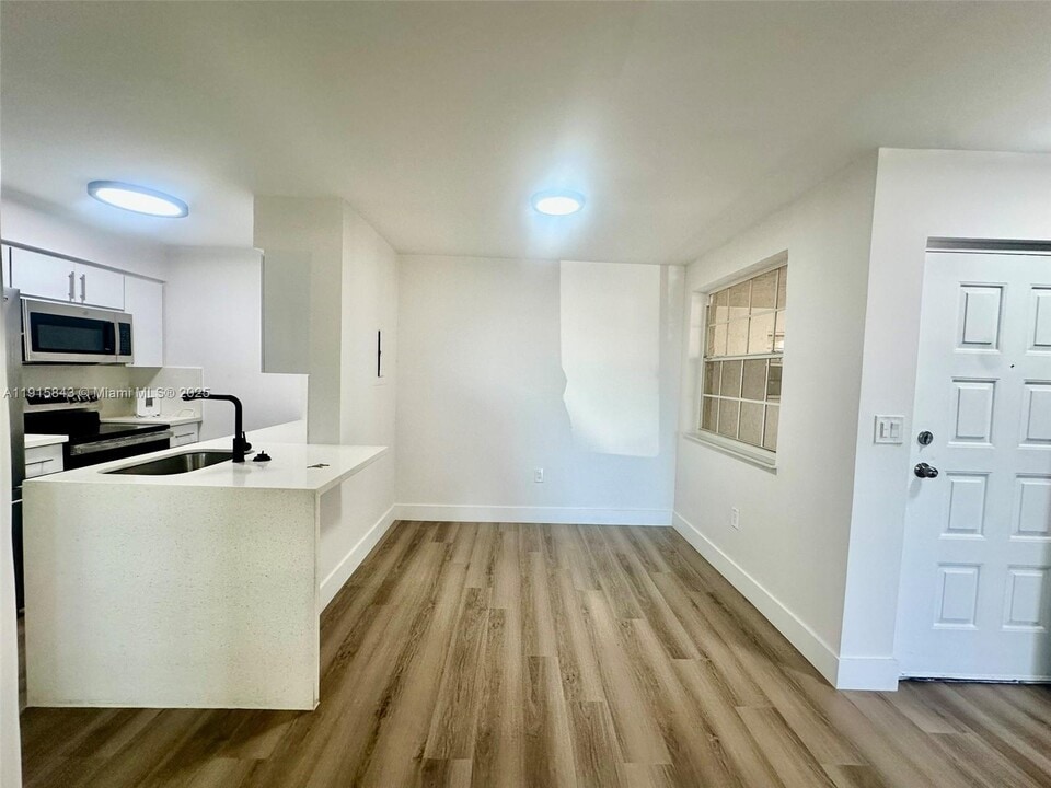 2890 N Oakland Forest Dr in Oakland Park, FL - Building Photo