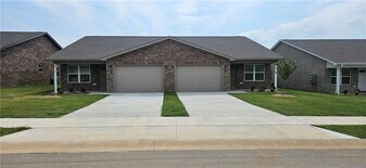 6810 Toby St in Bentonville, AR - Building Photo