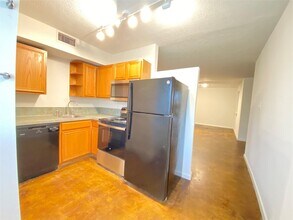 1112 Lawrence St in Houston, TX - Foto de edificio - Building Photo