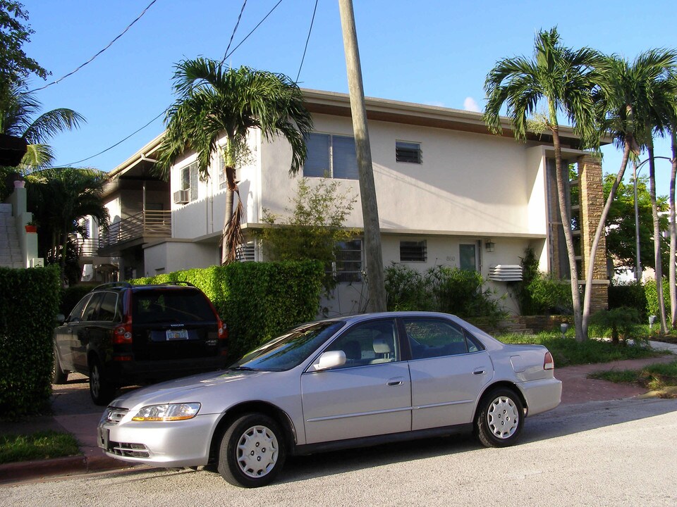 Giller Apartments Condo in Miami Beach, FL - Building Photo