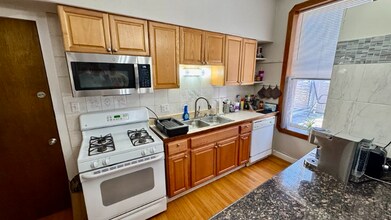 1368 W Evergreen Ave, Unit 2M in Chicago, IL - Foto de edificio - Building Photo