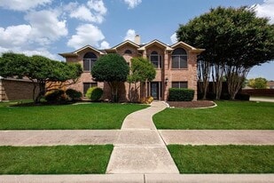 6902 Wilhelmina Dr in Sachse, TX - Building Photo