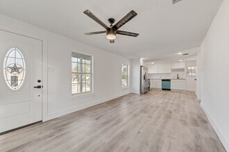 303 W Broad St in Mansfield, TX - Foto de edificio - Building Photo