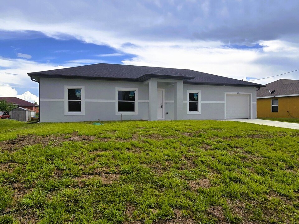 2705 23rd St SW in Lehigh Acres, FL - Building Photo
