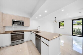 4133 N Oak Pl in Dania Beach, FL - Building Photo - Building Photo