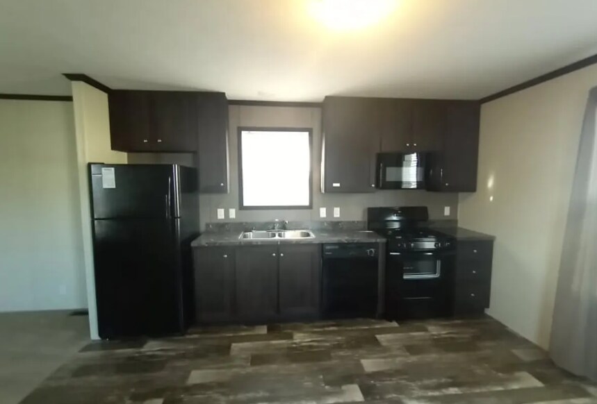 410 Deerfield Ln in Columbus, MI - Foto de edificio