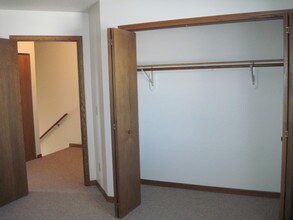 1127 Mark Ave, Unit 2 in Tomah, WI - Foto de edificio - Building Photo