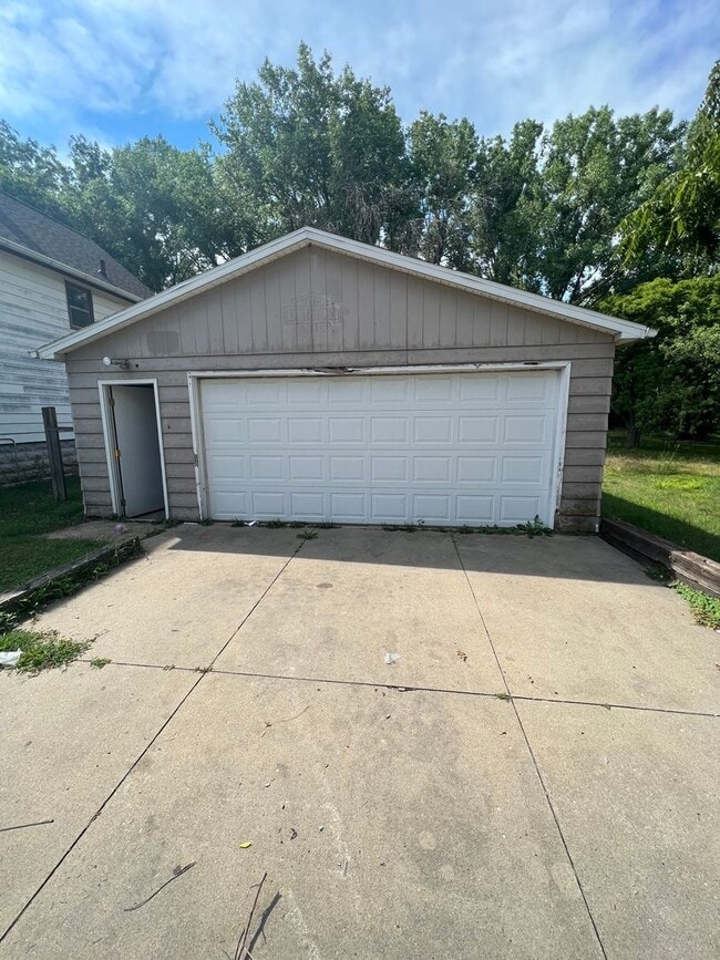 555 W Wellington St in Waterloo, IA - Building Photo - Building Photo