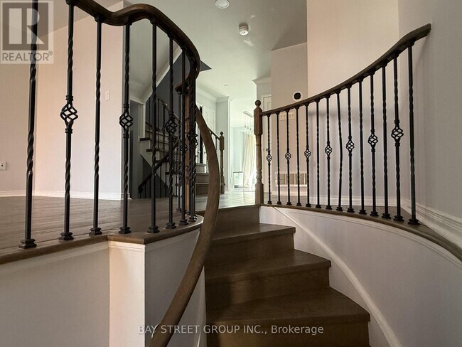 127 Galleria Pkwy in Markham, ON - Building Photo - Building Photo