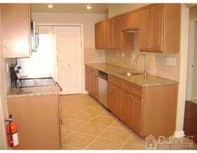 107 Chatham Dr in Monroe Township, NJ - Building Photo - Building Photo