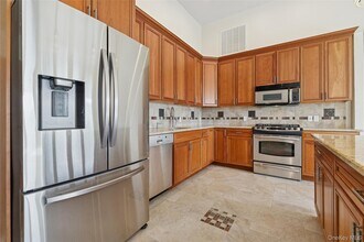 335 Herricks Ln in Jamesport, NY - Building Photo - Building Photo