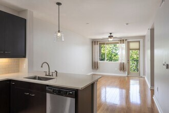 200 Manufacturers Rd in Chattanooga, TN - Building Photo - Building Photo